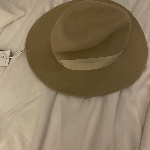 Small ? S/54 is size color is tan and cream h&m wool hat - Picture 3 of 7